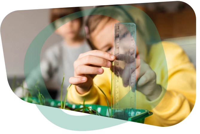 Chicos haciendo talleres en el colegio