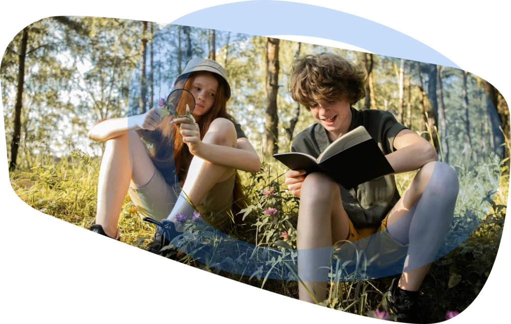Niños en el bosque estudiando pexels-ekaterina-bolovtsova-5036723